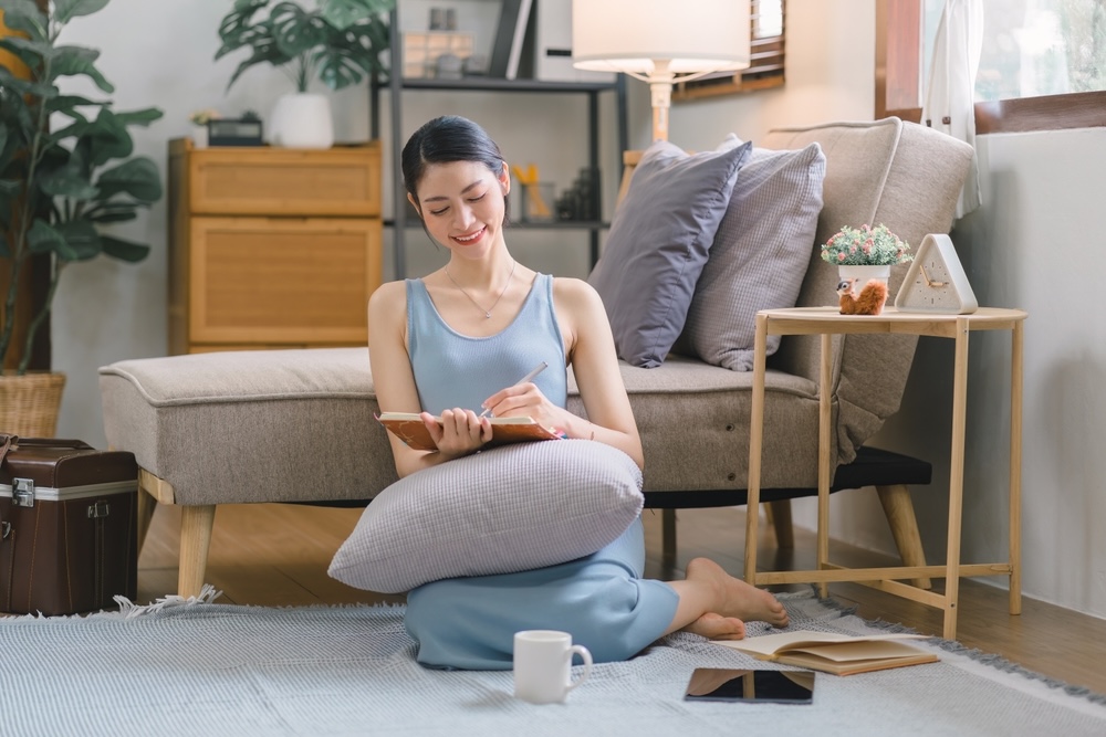 Adult female writing down her triggers to avoid relapse prevention in New year